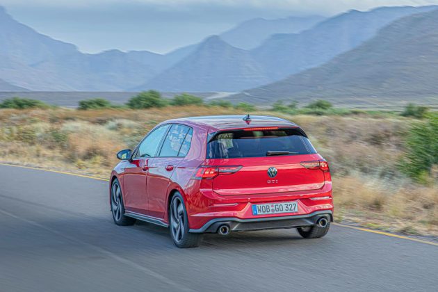 VW Golf GTI vyzerá tak, ako má tento model vozidla vyzerať. V porovnaní s ostatnými konkurentmi má konzervatívnejšie poňatý dizajn, čo je však pre zákazníkov tohto modelu v poriadku.