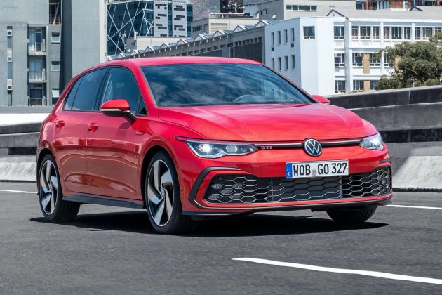 Ako vidíte, VW Golf GTI je nasnímaný v rovnakej farbe Kings Red Metallic, ako pri statických záberoch