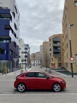 Nový Opel Corsa dostal technický a technologický základ rovnako ako Peugeot 208 a DS 3