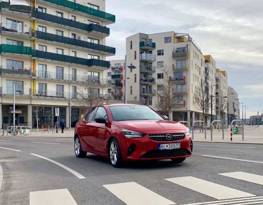 Opel Corsa zaujme na rozdiel od Peugeotu 208 hlavne tých, ktorí preferujú konzervatívnejší charakter vozidla.