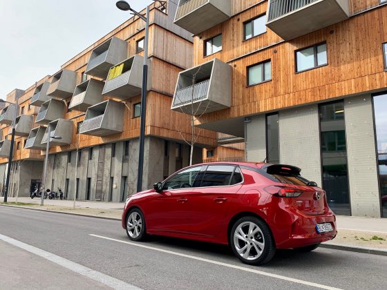 Nová Corsa dostala technický a technologický základ rovnako ako Peugeot 208 a DS3