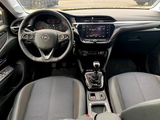 Nový Opel Corsa vsádza na klasické usporiadanie pracoviska vodiča.