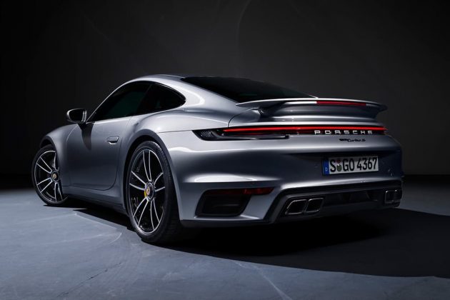 Porsche 911 Turbo S Coupé má stanovenú cenu pre nemecký trh 216 396 € a 911 Turbo S Cabriolet 229 962 €.