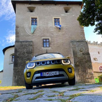 Suzuki Ignis Hybrid so strieborným ochranným krytom