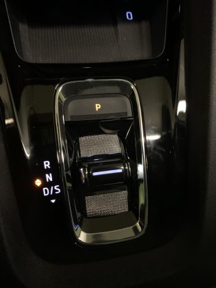 Škoda Octavia iV-plug-in hybrid - minimalisticky riešená radiaca páka DSG