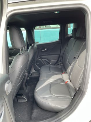 Jeep Renegade 4xe kufor-interier (7)